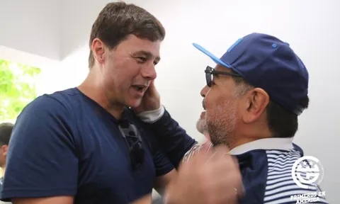 Tiếp tục chờ thời, Pochettino đi gặp "cầu thủ hay nhất mọi thời đại"