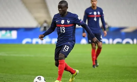 Nhận xét về Kante, Neville châm ngòi cuộc khẩu chiến với CĐV Chelsea