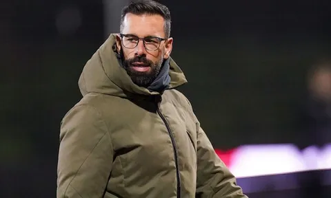 Ruud van Nistelrooy có quyết định khiến Ten Hag buồn lòng