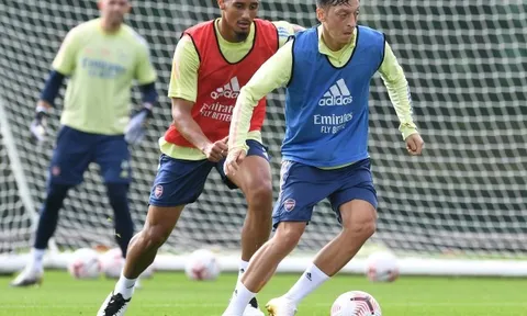 Nối gót Ozil, "sao mai Arsenal" ngồi nhà xem Europa League