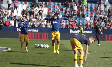 NÓNG: Kẻ bị CĐV Barca hắt hủi tiếp tục gây thất vọng lớn