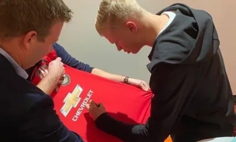NÓNG! Erling Haaland đã ký lên áo đấu Man Utd