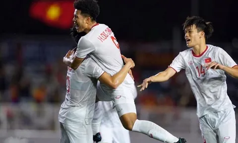 NÓNG! Ghi bàn hạ U22 Singapore, Đức Chinh liền bị "sờ gáy"