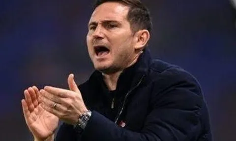 Nóng mắt với sao Chelsea ấm ớ, Lampard ra lệnh chuyền bóng ngay cho 2 đồng đội