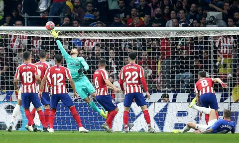 Oblak "hoá thánh", Atletico đại thắng kẻ hạ sát Barcelona