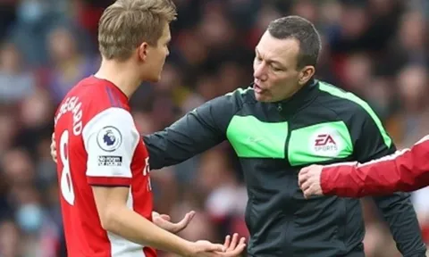 Odegaard tố trọng tài đã nói 1 điều trước khi nuốt lời