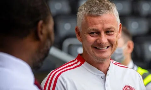 Ole Gunnar Solskjaer nói hai từ khi được hỏi về thương vụ Varane