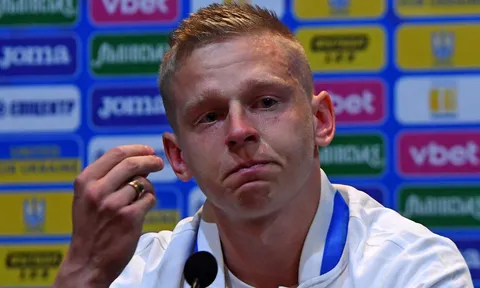 Zinchenko bật khóc trong buổi họp báo playoff World Cup