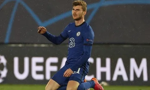 Werner bỏ lỡ cơ hội, Courtois nói 1 câu với Giroud trong đường hầm