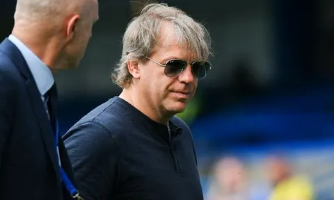 Ông chủ Chelsea gây chú ý trên sân tập