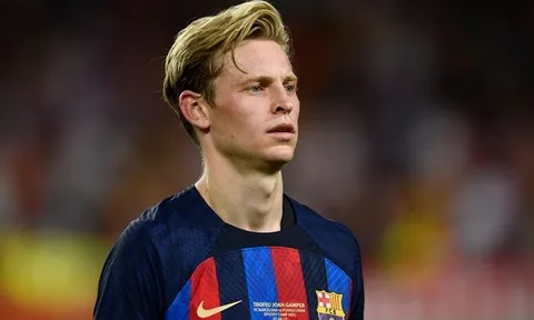 De Jong khiến chủ Chelsea muối mặt