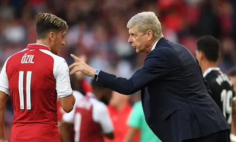 Cựu sao Arsenal tiết lộ góc khuất của Ozil