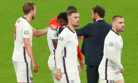 Ozil gửi thông điệp xúc động đến Bukayo Saka