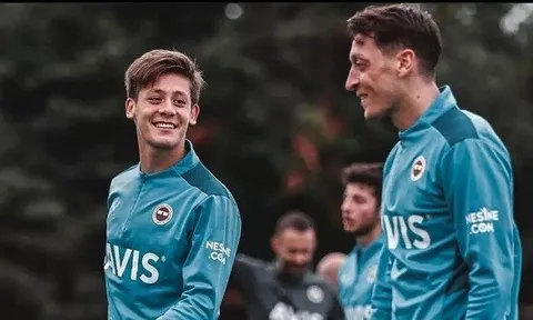 Ozil khen đồng đội đẳng cấp thế giới, Arsenal liền cử tuyển trạch viên đến xem giò