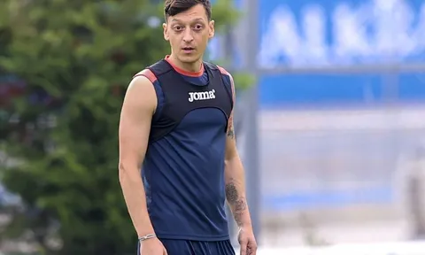 Ozil ra mắt, đội nhà thua thảm 1-7