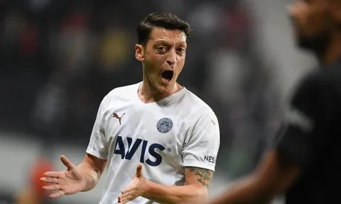 Ozil từ người hùng trở thành kẻ bị căm ghét