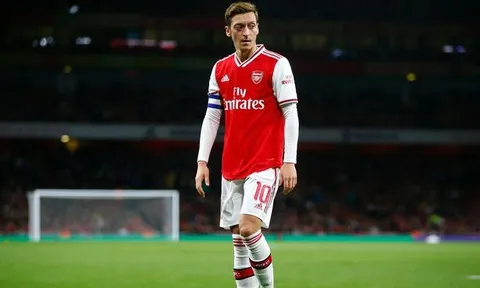 Ozil và Emery, chỉ 1 người ở lại Arsenal