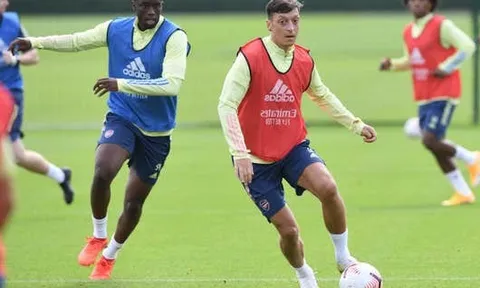 Không thi đấu, Mesut Ozil có động thái bất ngờ gửi tới Arsenal