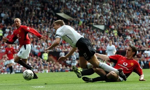 "Anh ấy hét vào các cầu thủ Man Utd: 'Hãy hủy diệt Liverpool'"
