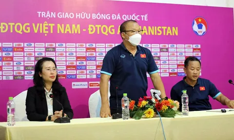 HLV Park Hang-seo: Tôi phải giữ chân cho Quang Hải