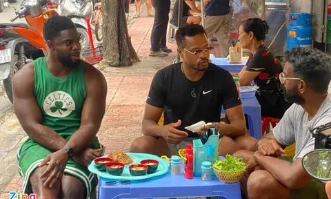 Patrice Evra ăn ở quán vỉa hè Hà Nội