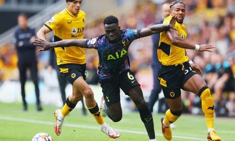 Paul Merson gạt Gabriel, chọn trung vệ Tottenham