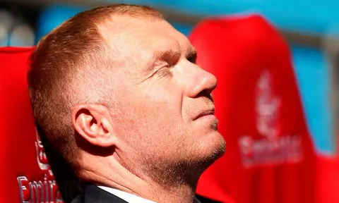 Scholes: "Ông ấy chẳng biết gì về bóng đá"