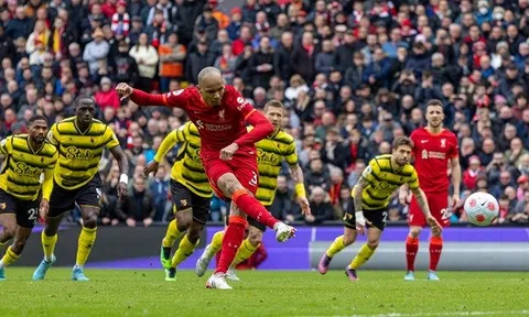 Penalty phút cuối, Liverpool leo lên ngôi đầu
