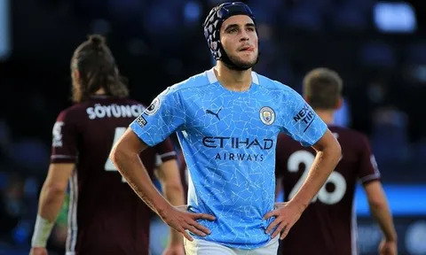 Man City từ chối bán "kẻ thay thế" Pique cho Barcelona