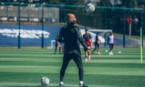 Pep Guardiola khiến học trò lác mắt, cú hích xuất hiện trên sân tập Man City