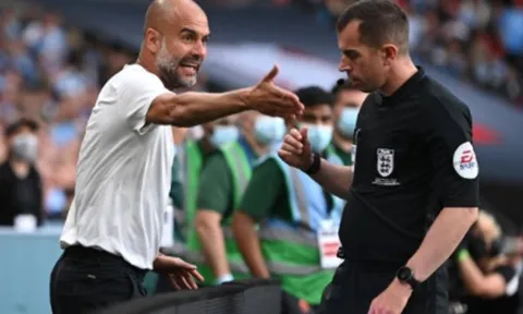 Pep Guardiola nổi đóa với 1 quyết định của trọng tài