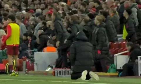 Hình ảnh bất lực đáng thương của Pep Guardiola vì 3 'ma' tốc độ