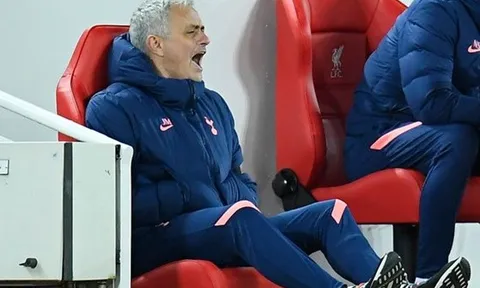 Spurs bị Liverpool đánh bại, Crouch nêu rõ lập trường của Mourinho