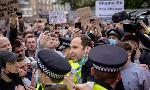CHOÁNG! CĐV Chelsea 'đại náo', Petr Cech toát mồ hôi can ngăn
