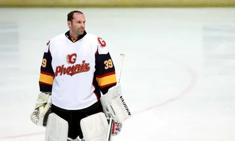 Petr Cech tỏa sáng trong ngày ra mắt môn hockey