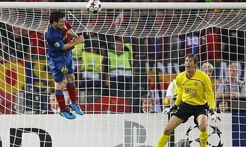 'Pha đánh đầu của Messi vào lưới M.U 10 năm trước đẹp hơn bàn của Ronaldo'