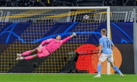 Phá lưới Man City, thần đồng 17 tuổi đi vào lịch sử Champions League
