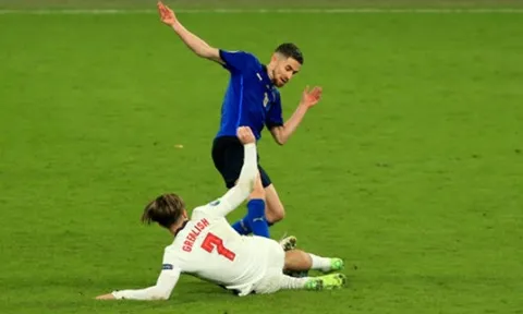 Jorginho thoát thẻ đỏ sau pha vào bóng ác ý với Grealish