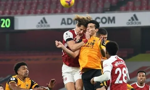 Pha va chạm kinh hoàng của David Luiz với Raul Jimenez