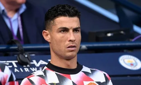 Phân tích ngôn ngữ cơ thể của Ronaldo trên băng ghế dự bị