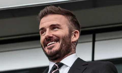 Phản ứng của Beckham khi "quý tử" tái hiện siêu phẩm đá phạt