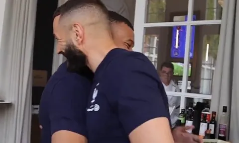 Phản ứng của Benzema khi chạm mặt Mbappe ở tuyển Pháp