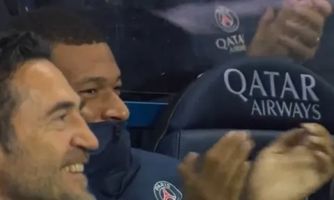 Phản ứng của Mbappe khi Messi đá phạt thành bàn