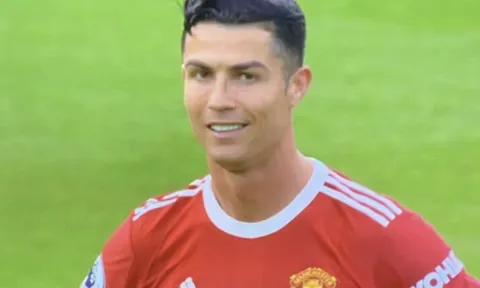 Phản ứng của Ronaldo khi M.U bị đối thủ vùi dập