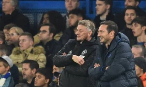 Phản ứng khó tin của Ole - Lampard khi Chelsea đang bị dẫn 2-1