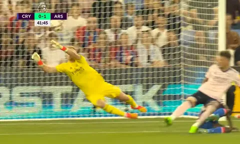 Phản xạ điện xẹt, sao Arsenal hóa người hùng khung gỗ