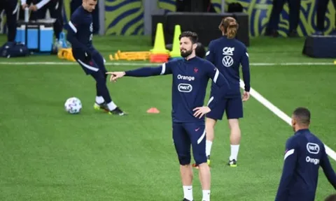 Pháp lên đường hành quân, Deschamps đăm chiêu nhìn 'cục cưng'