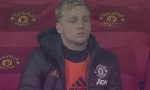 Phát biểu gây tranh cãi về Van de Beek, huyền thoại M.U đăng đàn giải thích