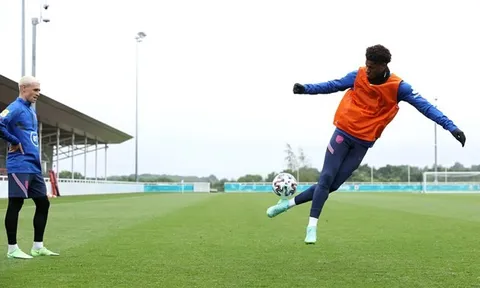 Phil Foden chăm chú nhìn đồng đội trổ tuyệt kỹ