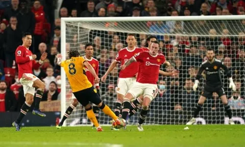 Phil Jones bất chấp nguy hiểm, mang về quả phạt cho Man Utd